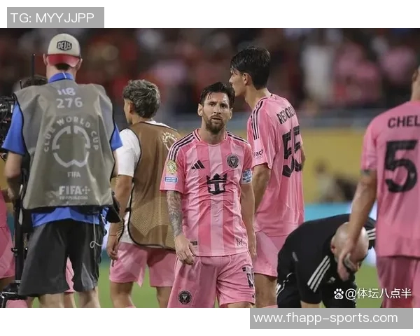 热泪盈眶利马联盟球员与梅西换球衣后感动落泪右腿梅西文身见证崇拜之情