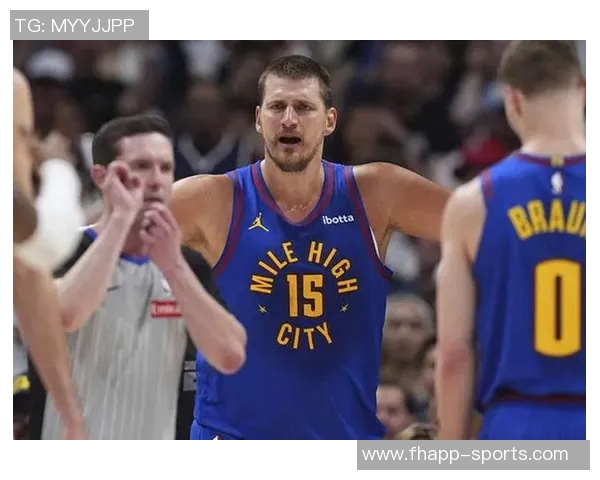 华子故作淡定扒拉约基奇裁判未吹哨引发热议